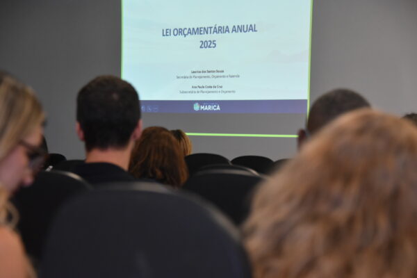 Imagem da projeção na parede da Lei Orçamentária de Maricá para 2025